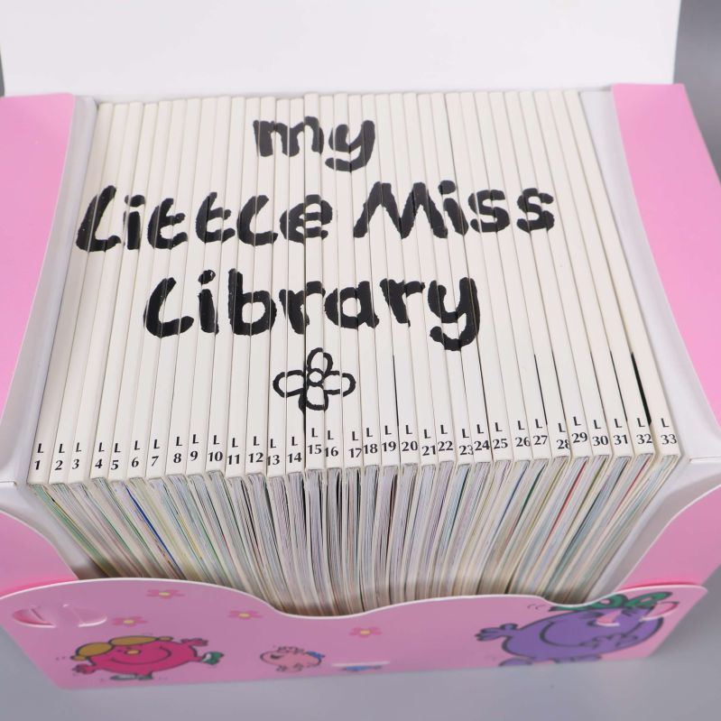 Närbild på ryggarna av 33 Little Miss-böcker i boxen