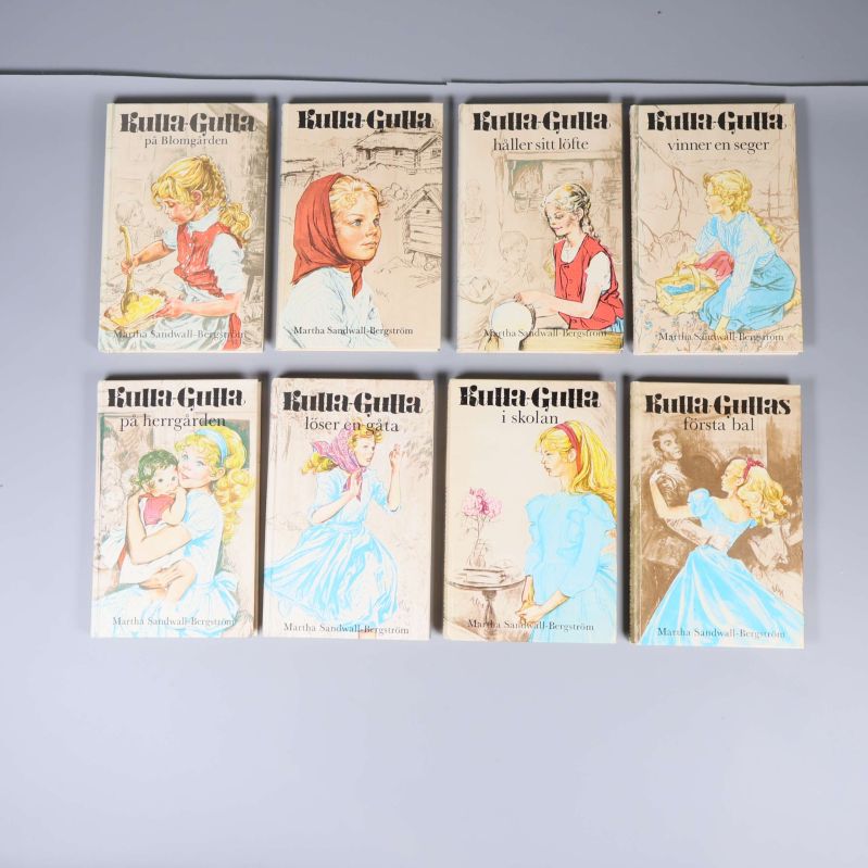 Åtta Kulla-Gulla böcker med illustrerade framsidor samlade i två rader