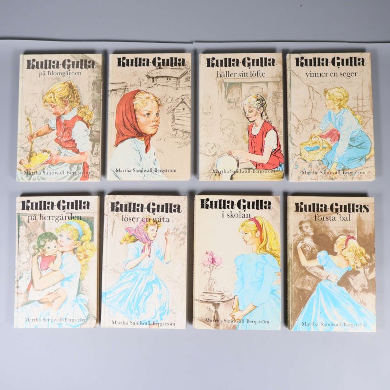 Komplett uppsättning av åtta Kulla-Gulla böcker med färgglada omslag