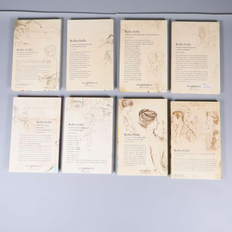 Baksidorna av åtta Kulla-Gulla böcker, text och illustrationer synliga