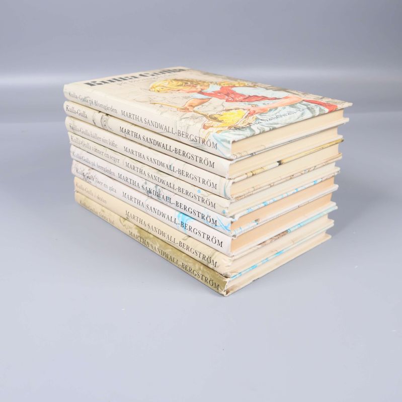 Staplad hög med åtta Kulla-Gulla böcker, ryggen synlig