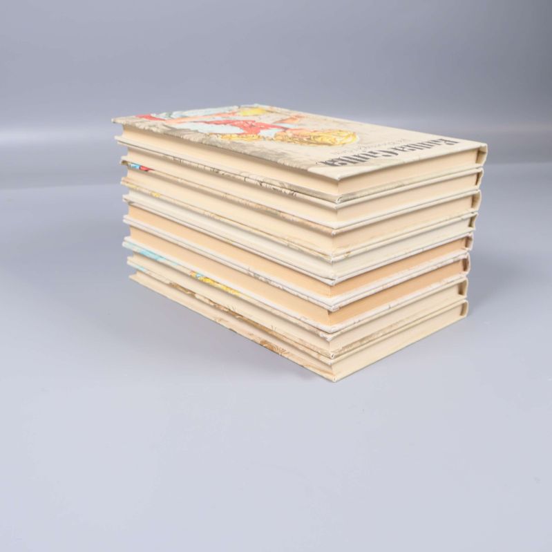 Snett staplade Kulla-Gulla böcker sett från sidan