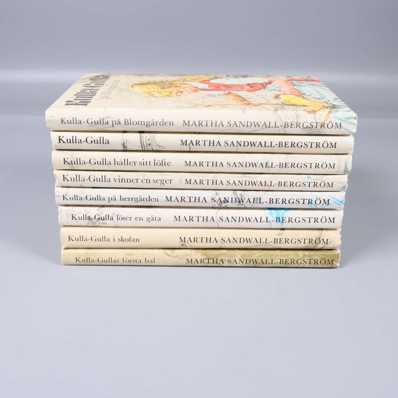 Närbild på åtta Kulla-Gulla böckers ryggar med titlar och författare