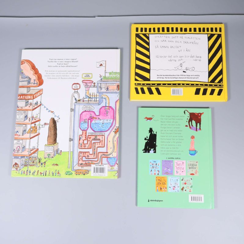 Böckernas baksidor med illustrationer och streckkoder