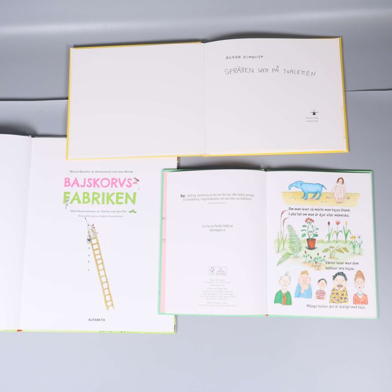 Uppslag med titelsidor och illustrationer ur böckerna