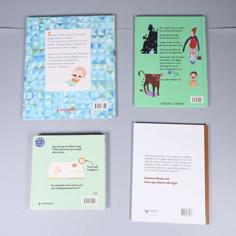 Baksidor på fyra olika barnböcker med illustrationer och text