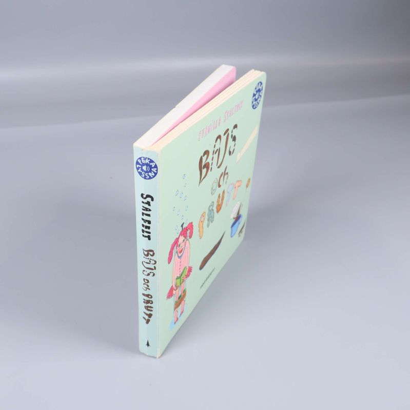 Boken Bajs och prutt, uppställd för att visa ryggen