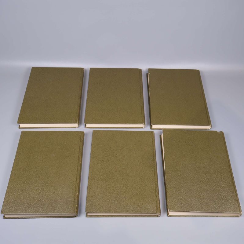 Baksidor på fem böcker med strukturerat omslag i grönt