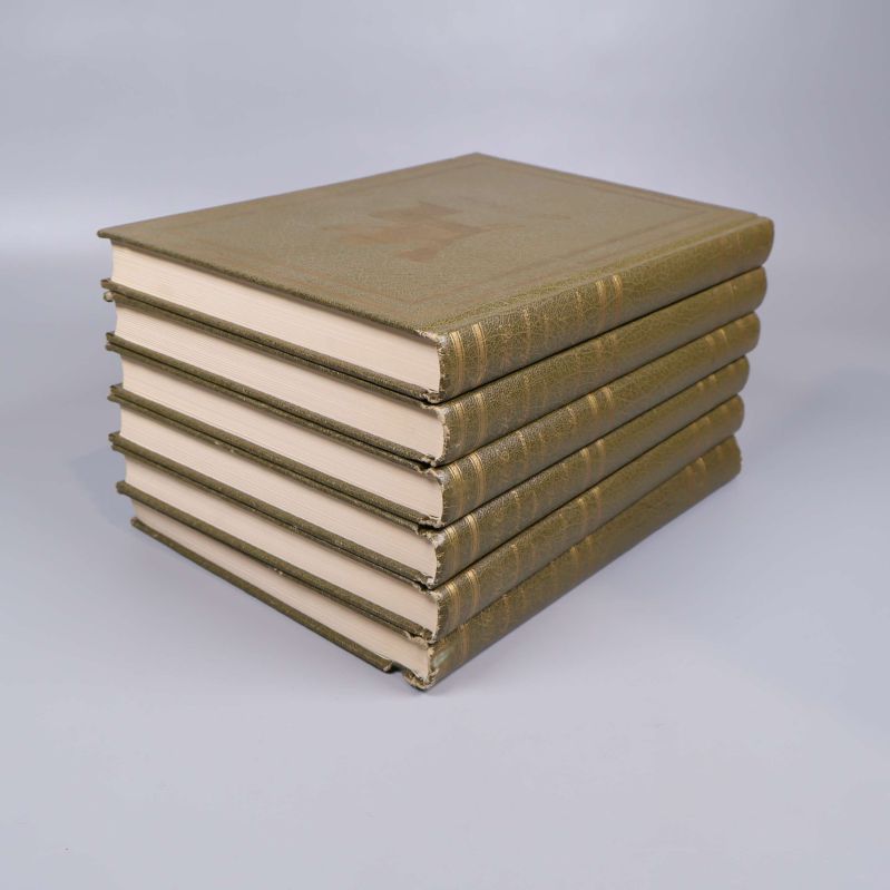 Snett staplade böcker, visar tjocklek och bokkanter