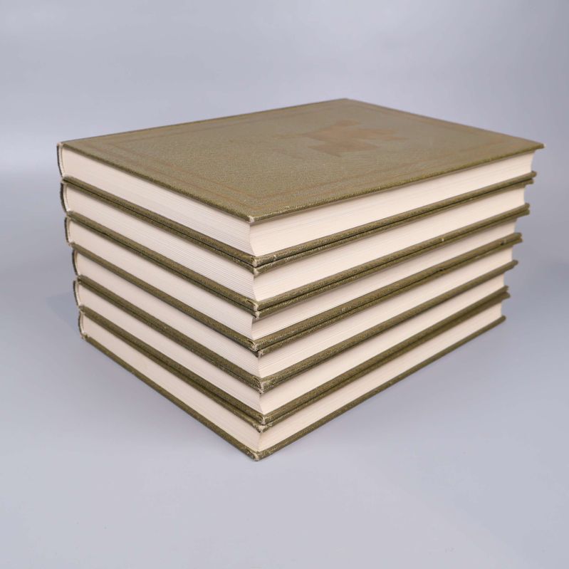 Flera böcker staplade från en annan vinkel, alla lika höga