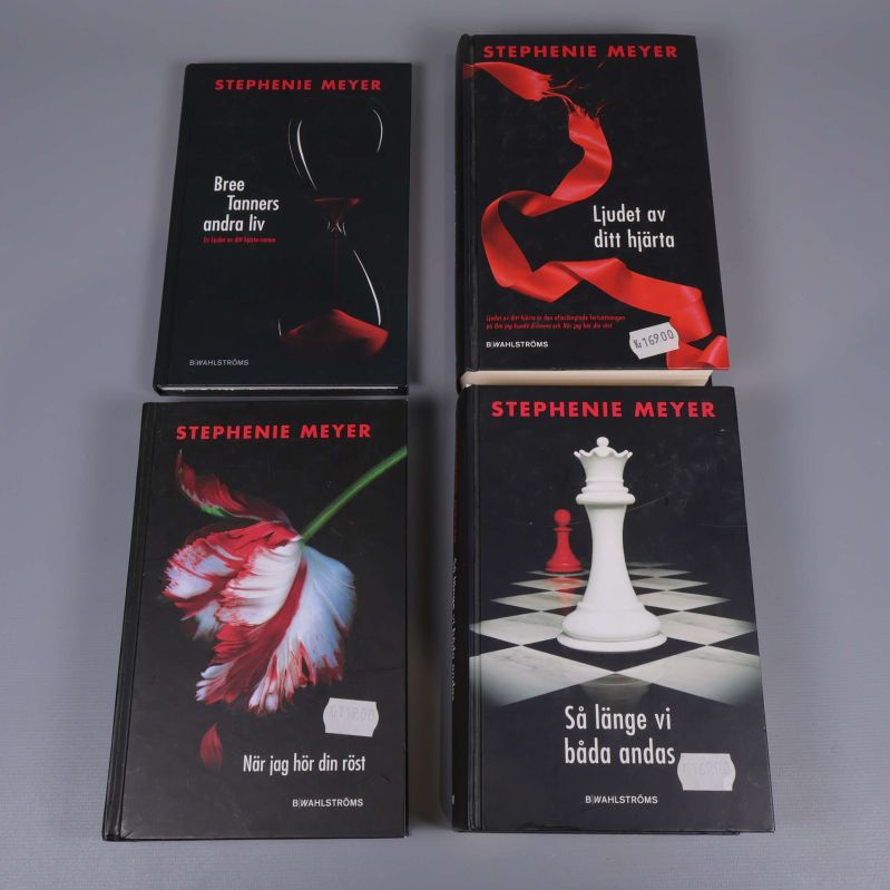 Fyra Stephenie Meyer-böcker uppifrån, framsidor synliga
