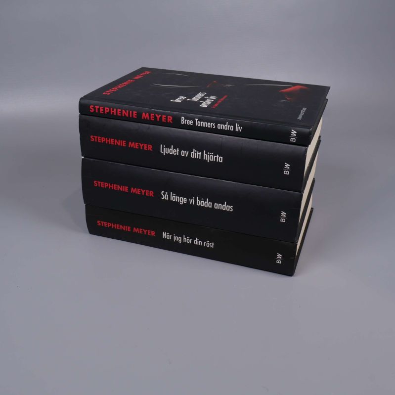 Fyra staplade Stephenie Meyer-böcker, ryggarna läsbara
