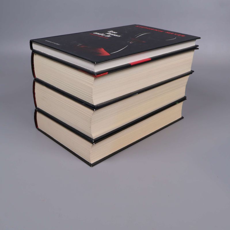 Sidor från ett bokpaket, böcker lagda på varandra