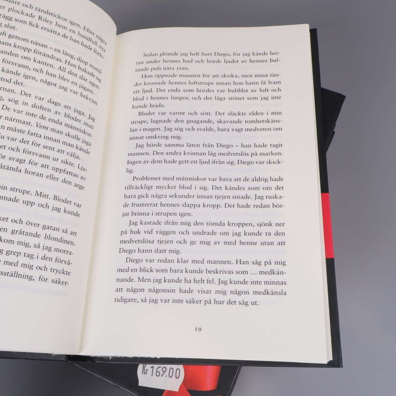 Närbild på uppslagen sida i boken Bree Tanners andra liv