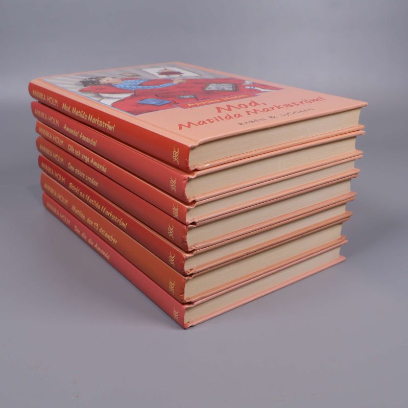 Snedställt perspektiv av bokpaketet med viss kantnötning på omslagen