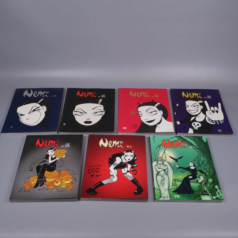 Framsidor av sju Nemi-album, olika färger och motiv