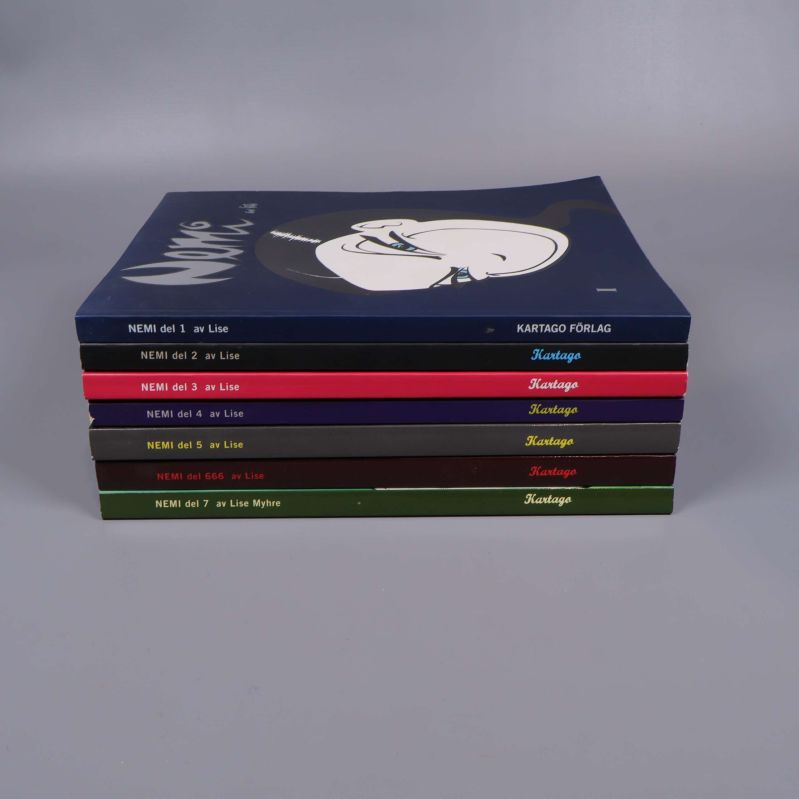 Rygger av sju Nemi-album, liggande på hög