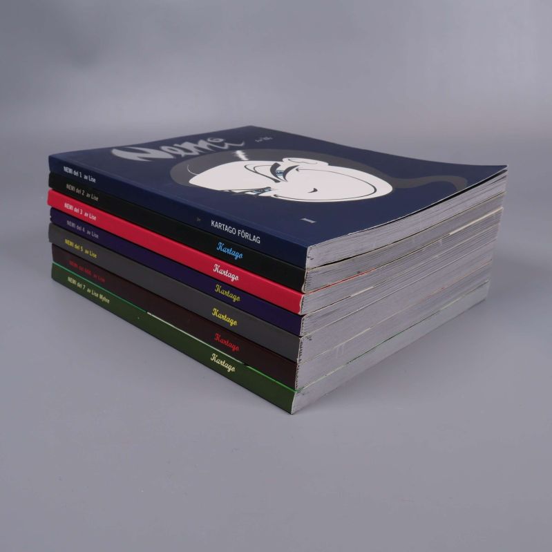 Nemi-seriealbum del 1-7 staplade från sidan