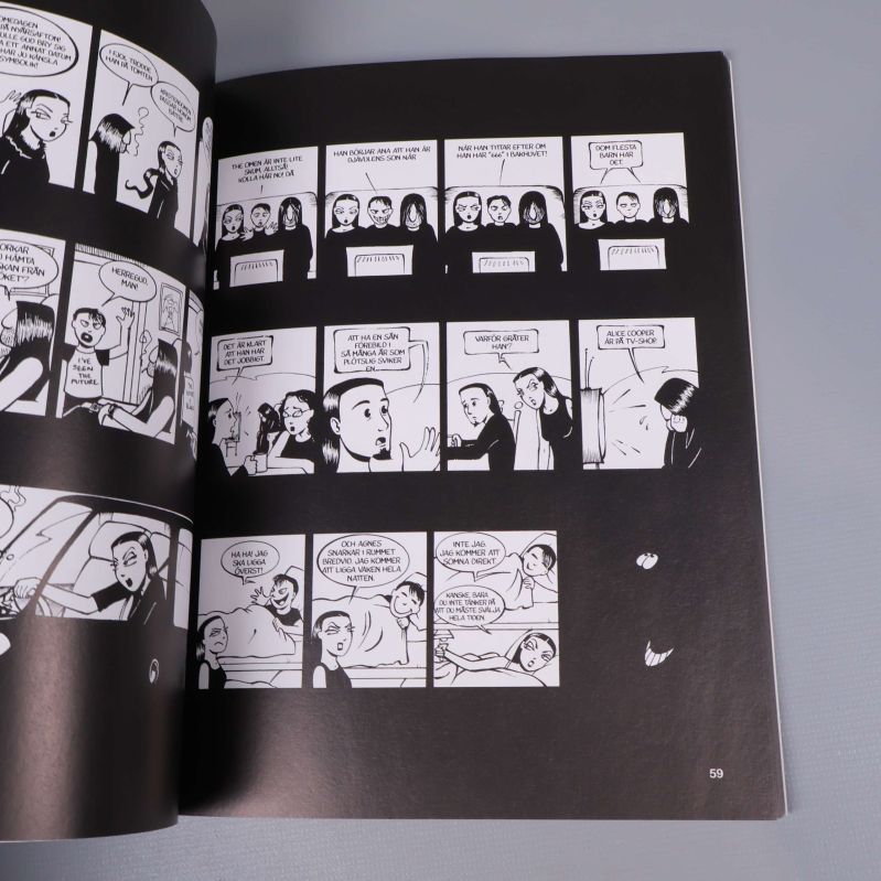 Öppet Nemi-album med svartvita serierutor och dialog