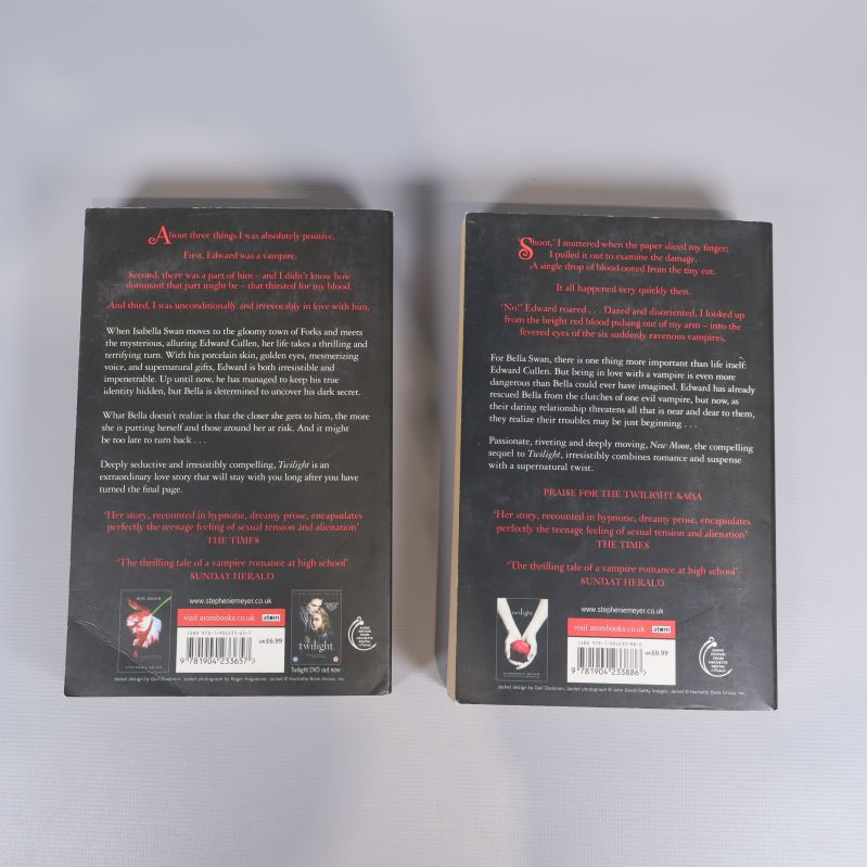 Baksidor på Twilight och New Moon med ISBN och texter