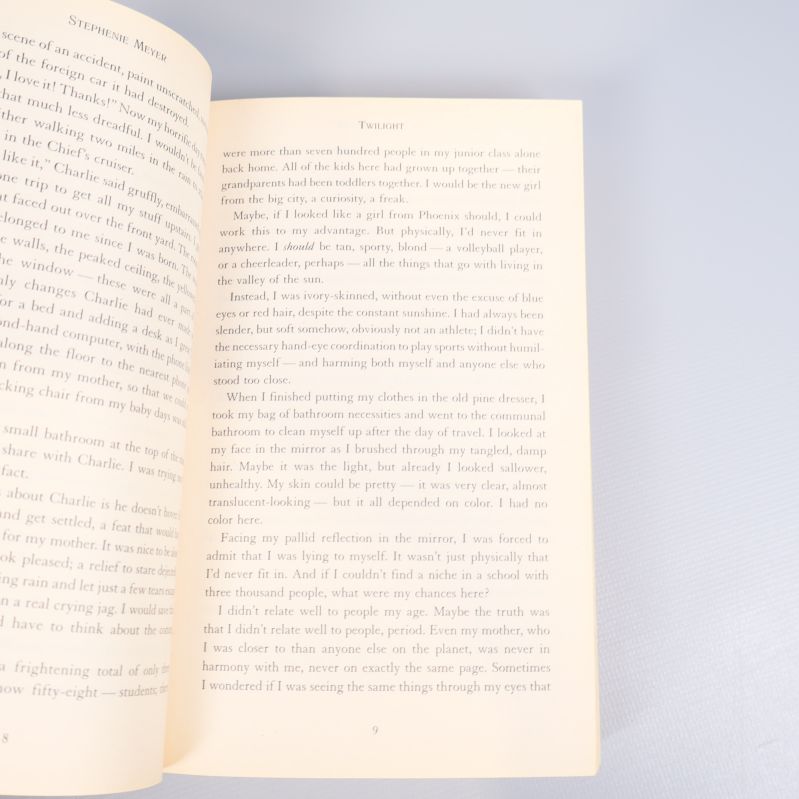 Uppslag ur boken Twilight med synlig text på engelska