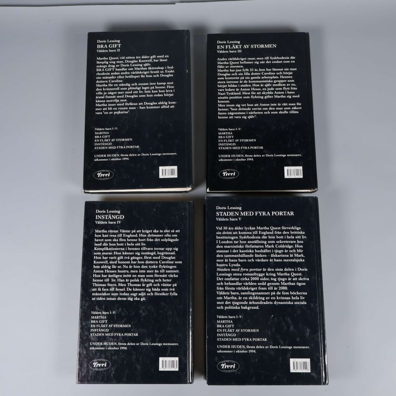 Baksidor av fyra Doris Lessing-böcker med textbeskrivningar