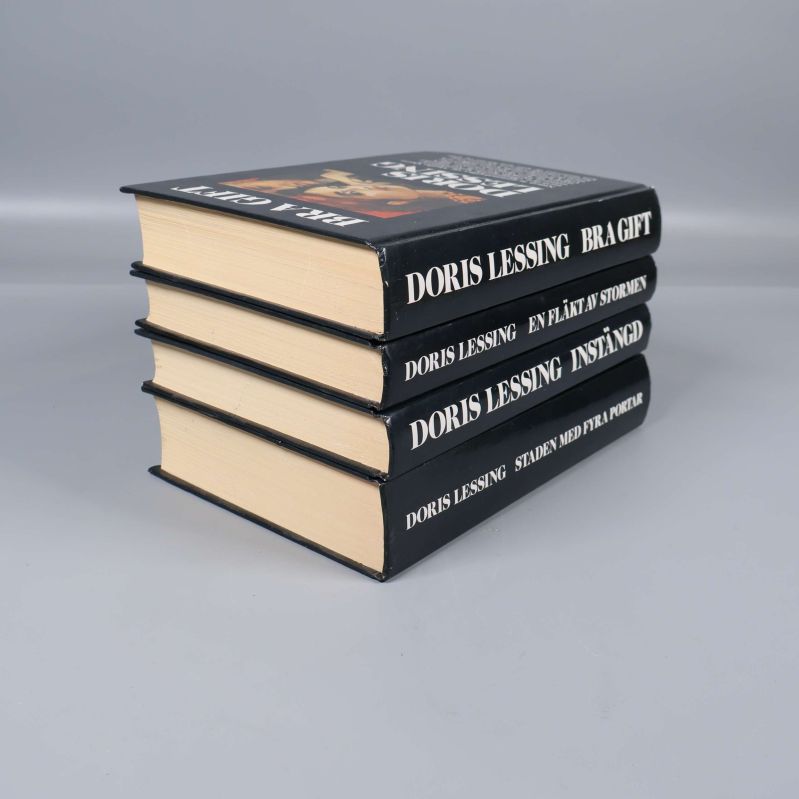 Fyra inbundna Doris Lessing-böcker staplade på sidan