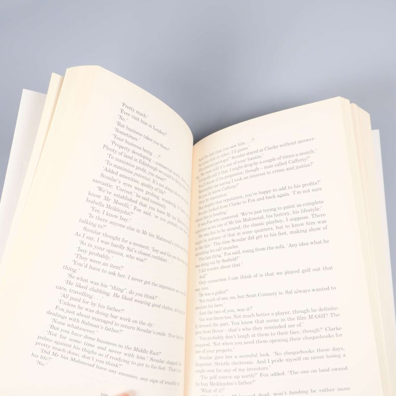 Uppslagen bok som visar tryckt engelsk text i två spalter