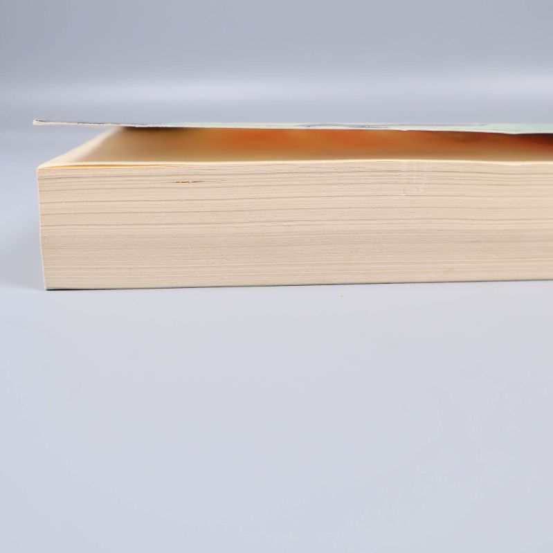 Närbild på bokens sidor från sidan, boken är öppen