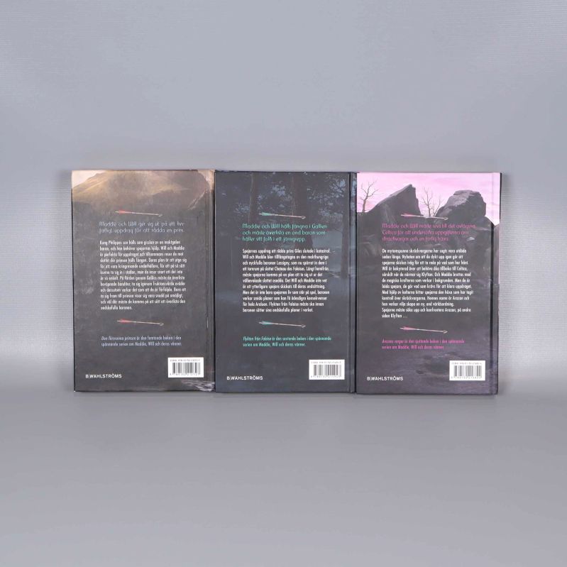 Baksidor av tre Spejarens lärling böcker med sammanfattning och streckkoder