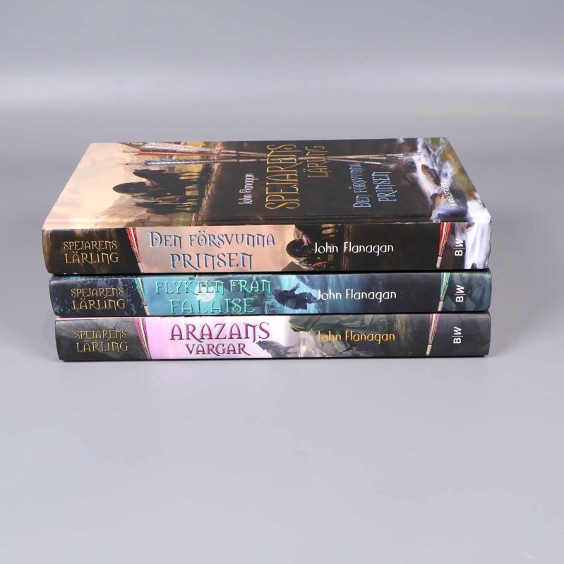 Tre staplade Spejarens lärling böcker med titlar och ryggar synliga
