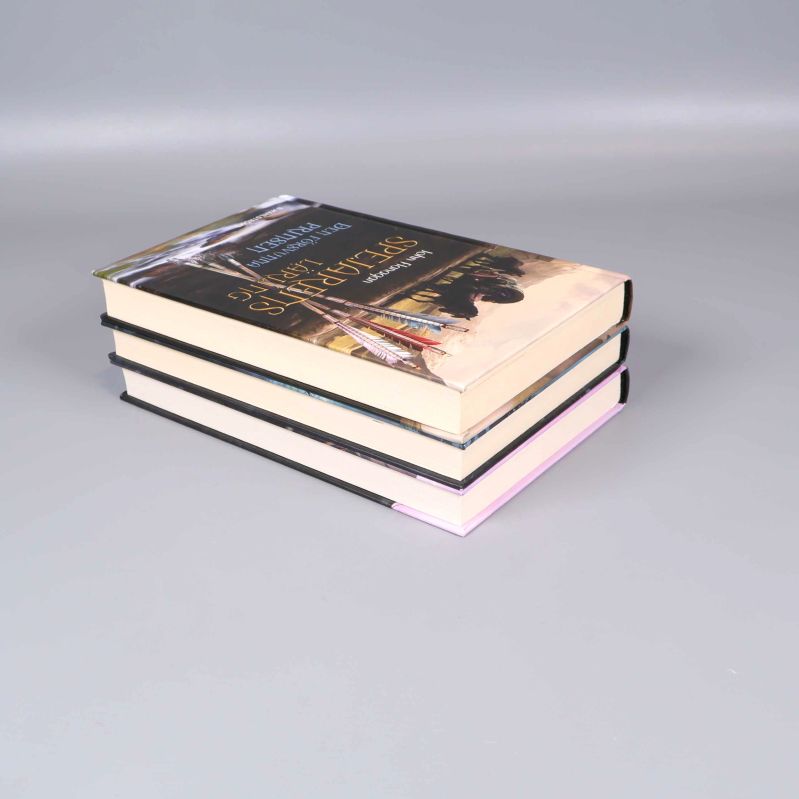 Bokpaket med tre böcker – vy från sidan och ovanifrån