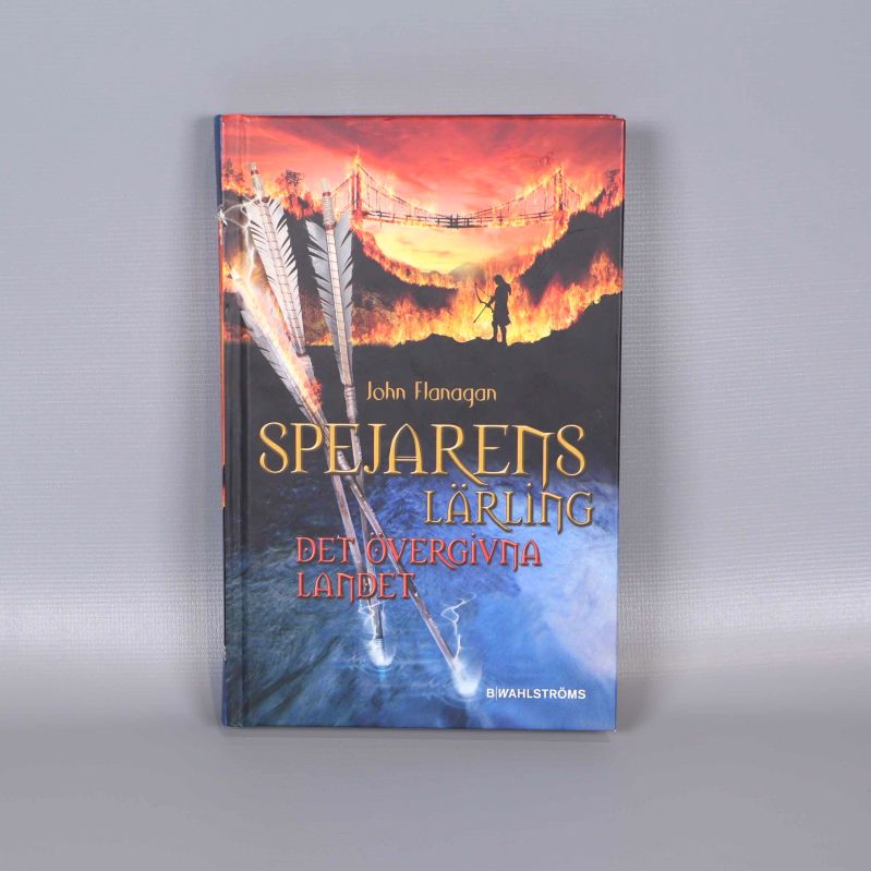 Framsida av boken Spejarens lärling Det övergivna landet med färgstarkt omslag