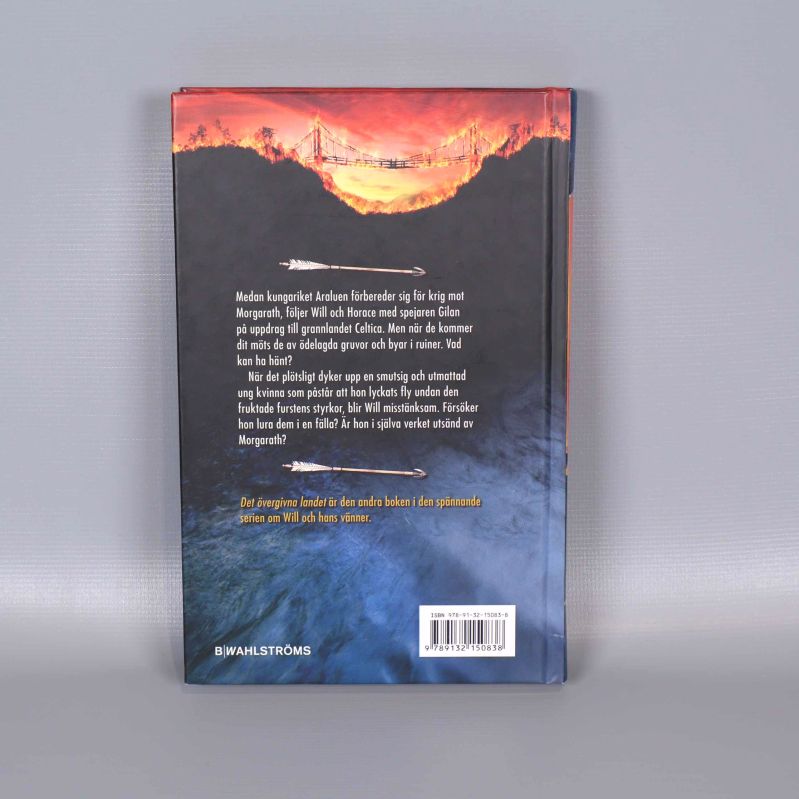 Baksida av boken Spejarens lärling Det övergivna landet med sammanfattning och streckkod