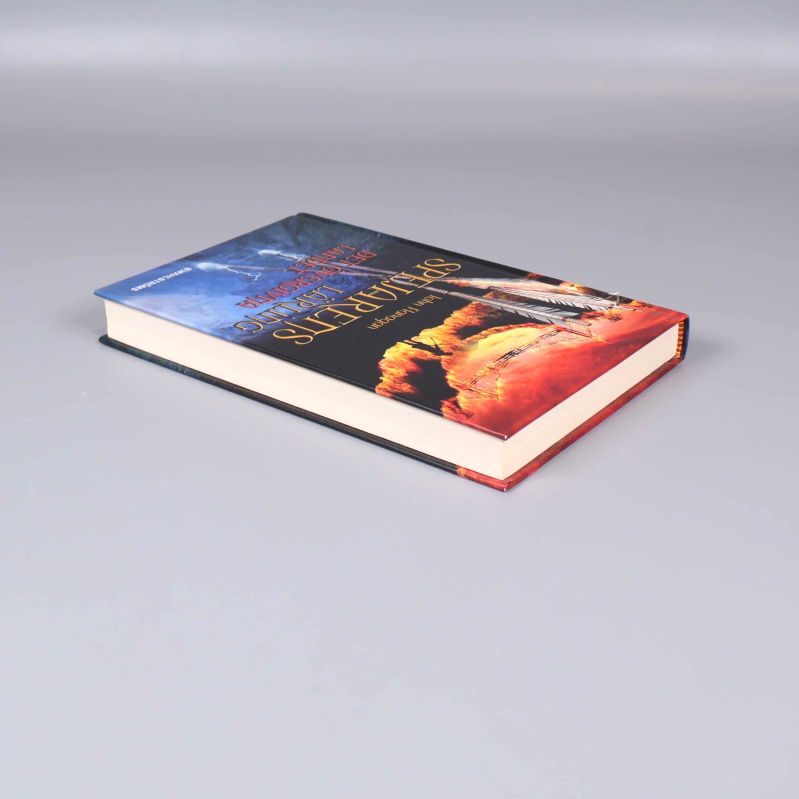 Spejarens lärling Det övergivna landet sedd från sidan, visar bokens tjocklek