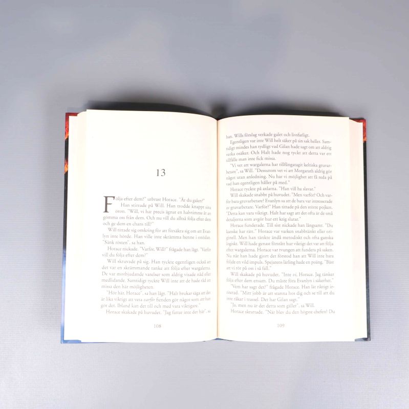 Uppslagen bok Spejarens lärling Det övergivna landet med läsbara sidor och kapitel