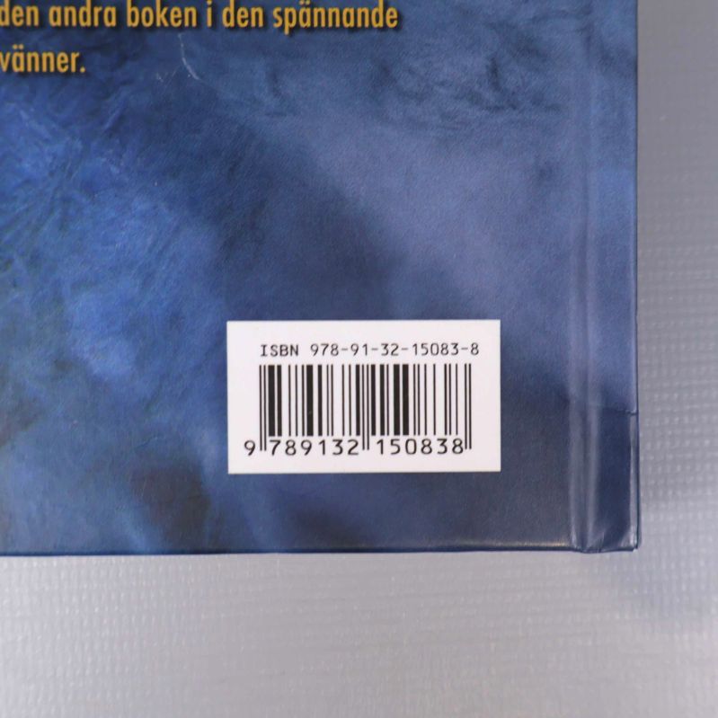 Närbild på bokens baksida med ISBN-nummer 978-91-32-15083-8 synligt