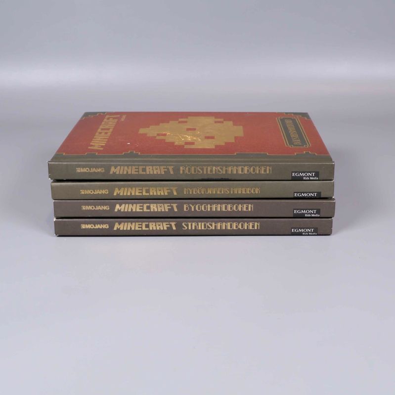 Ryggarna på fyra Minecraft-böcker med titlar och förlag