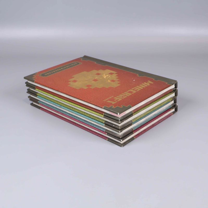 Fyra Minecraft-böcker staplade i sned vinkel