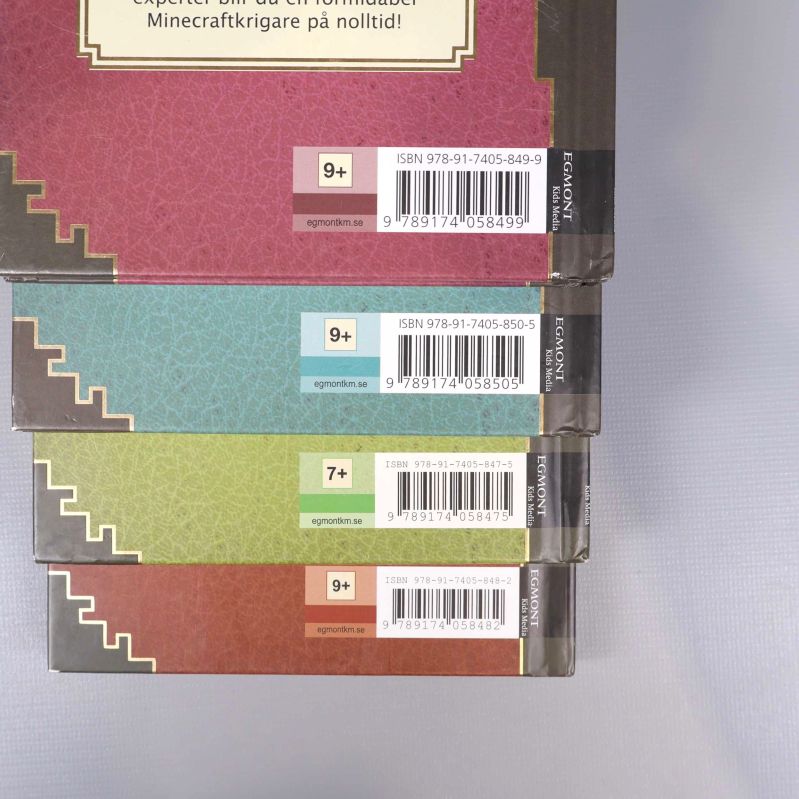 Närbild på ISBN-nummer och åldersrekommendationer på baksidan av Minecraft-böcker