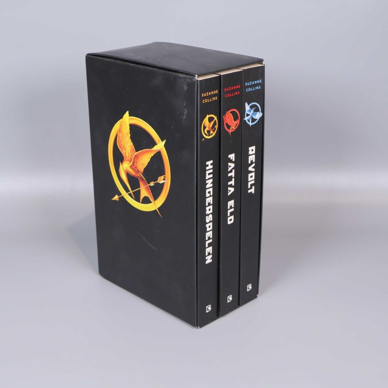 Hungerspelen-trilogin i svart box med tre böcker