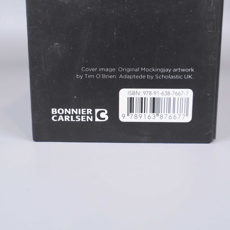 Närbild på baksida av bok med ISBN och förlagslogga