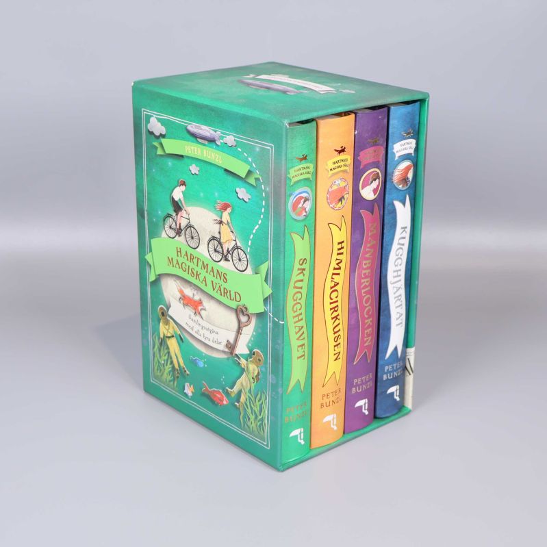 Bokpaket med fyra böcker i färgglad kartongbox Hartmans magiska värld