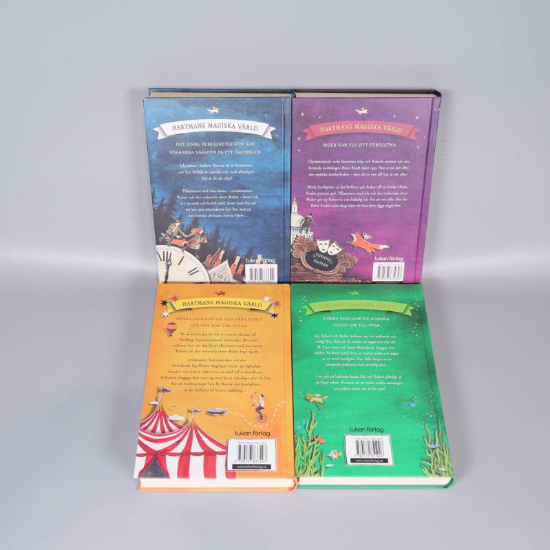 Baksidorna på fyra böcker ur Hartmans magiska värld med färgglada illustrationer och text