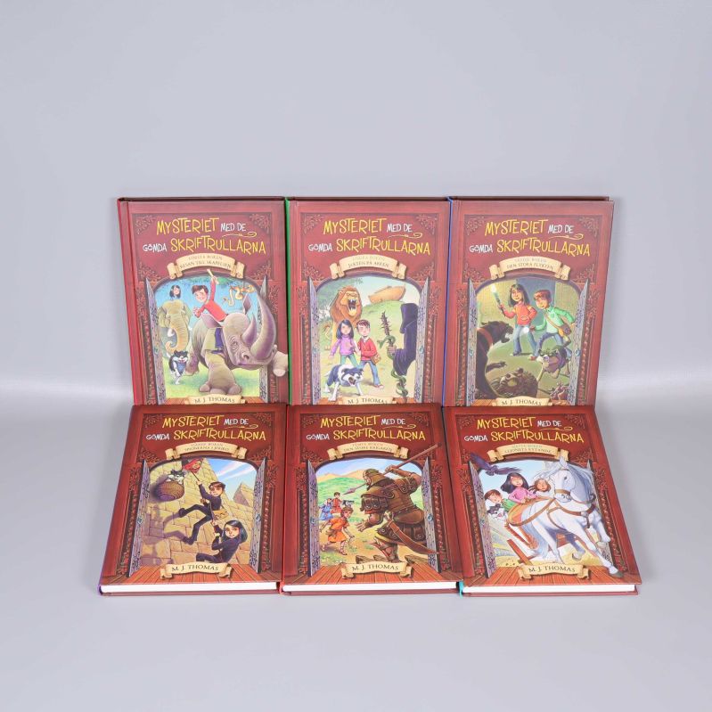 Sex färgglada böcker i Mysteriet med de gömda skriftrullarna-serien står mot grå bakgrund