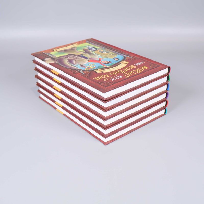 Sex hårdinbundna böcker staplade snett med illustrationer på omslagen