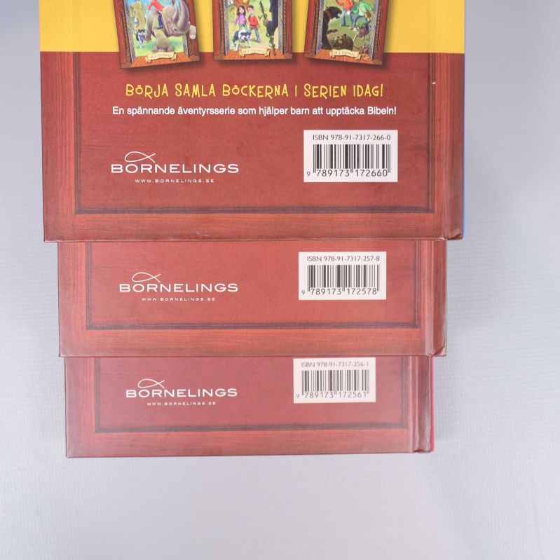 Närbild på tre baksidor med synliga ISBN-nummer och förlagslogotyper