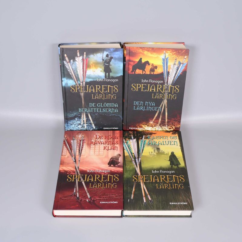 Fyra böcker av Spejarens lärling-serien upplagda i ett rutmönster