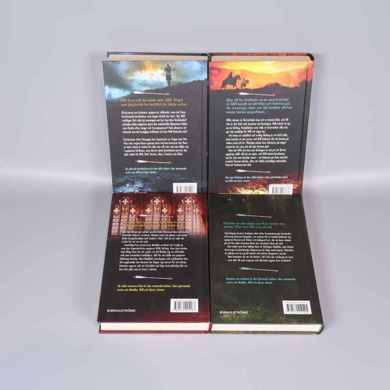 Baksida på fyra Spejarens lärling böcker med text och streckkoder