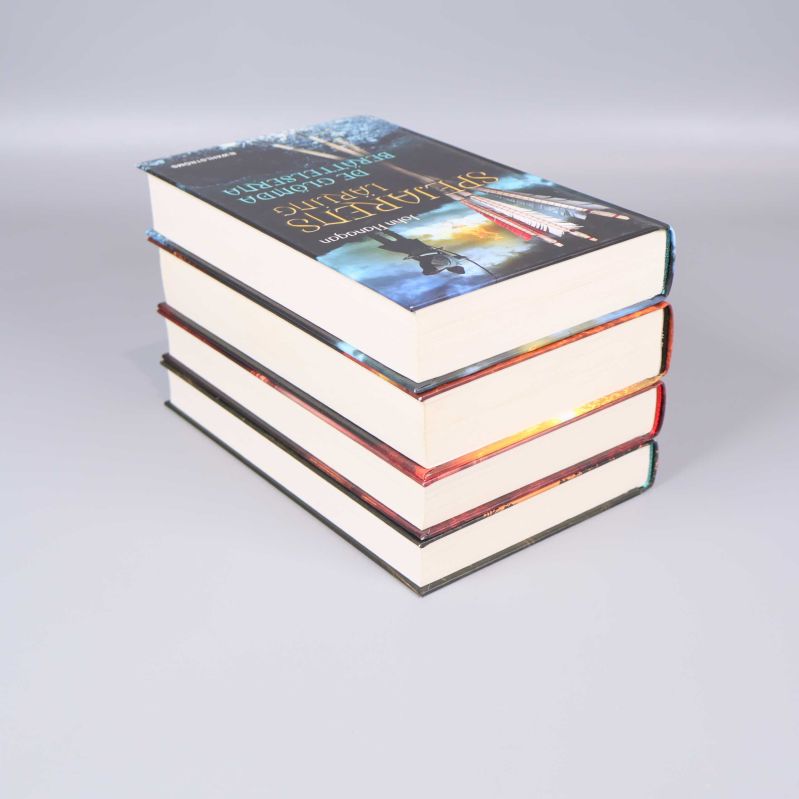 Hög med fyra tjocka Spejarens lärling böcker i vinkel